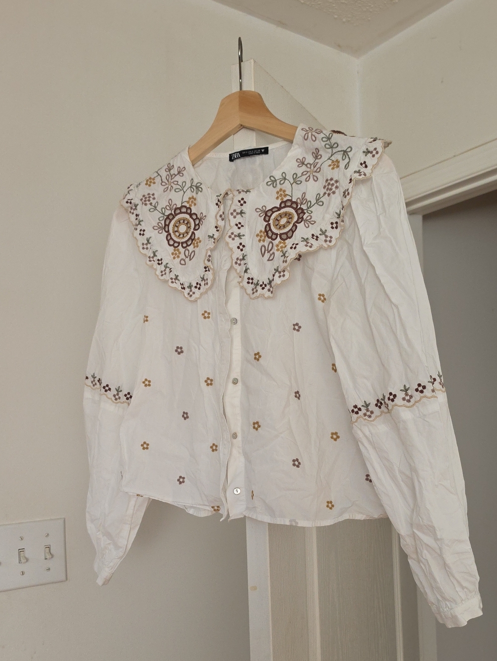 ZARA White Button-Down Blouse with Embroidered Peter Pan Collar